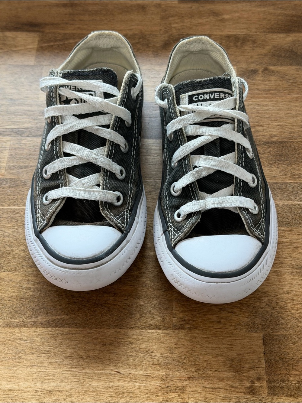 Converse Kids Low-Top Canvas Sneakers in Black and White-video is in the listing